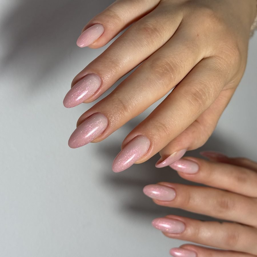 Нюдовий манікюр з покриттям гель-лаком, форма мигдаль — AM NAIL Київ