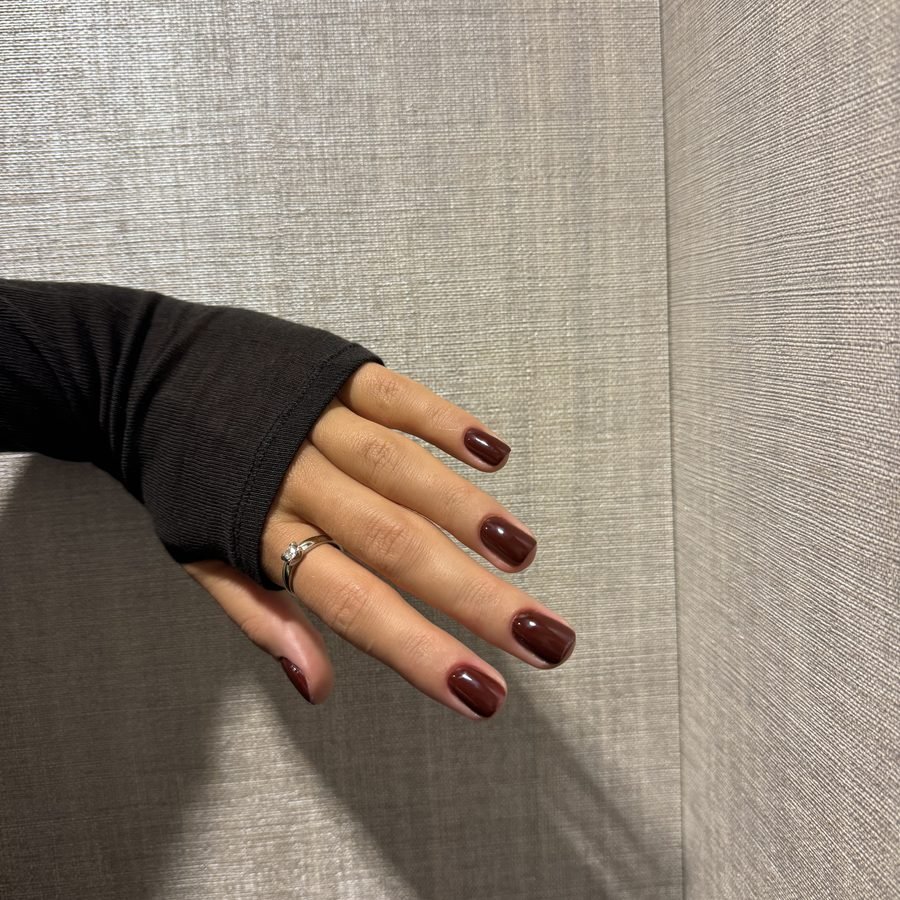 Манікюр з покриттям у глибокому вишневому кольорі — AM NAIL Київ