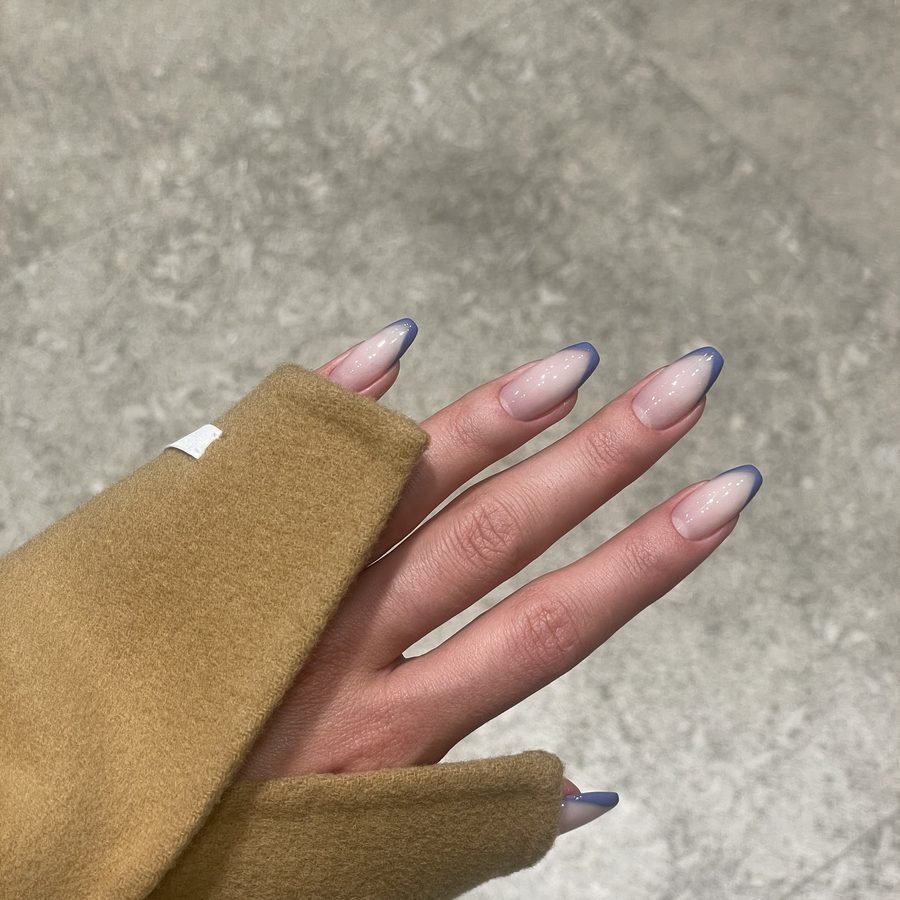 Складне нарощення з тонким френчем — архітектура нігтів AM NAIL Київ